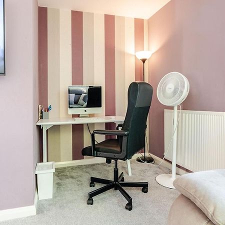 Comfortable 3-Storey House With Free Car Parking Manchester Bagian luar foto