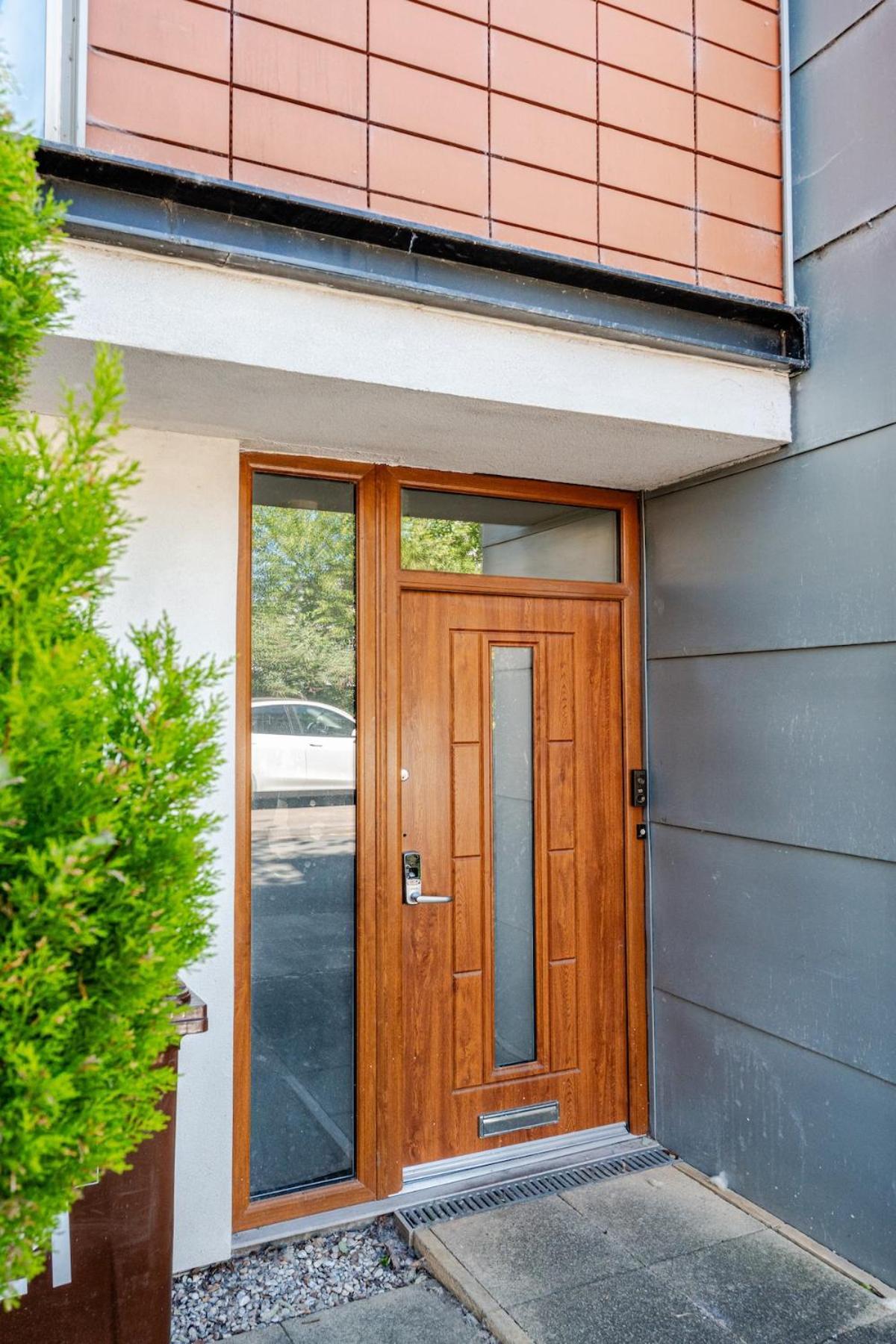 Comfortable 3-Storey House With Free Car Parking Manchester Bagian luar foto