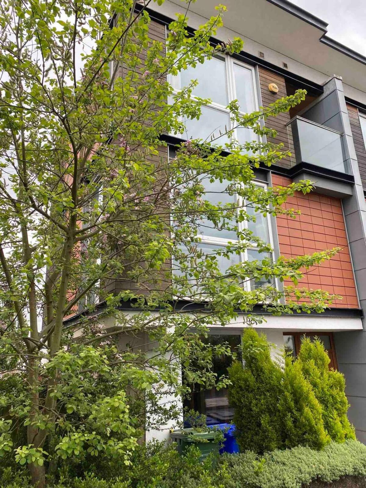 Comfortable 3-Storey House With Free Car Parking Manchester Bagian luar foto