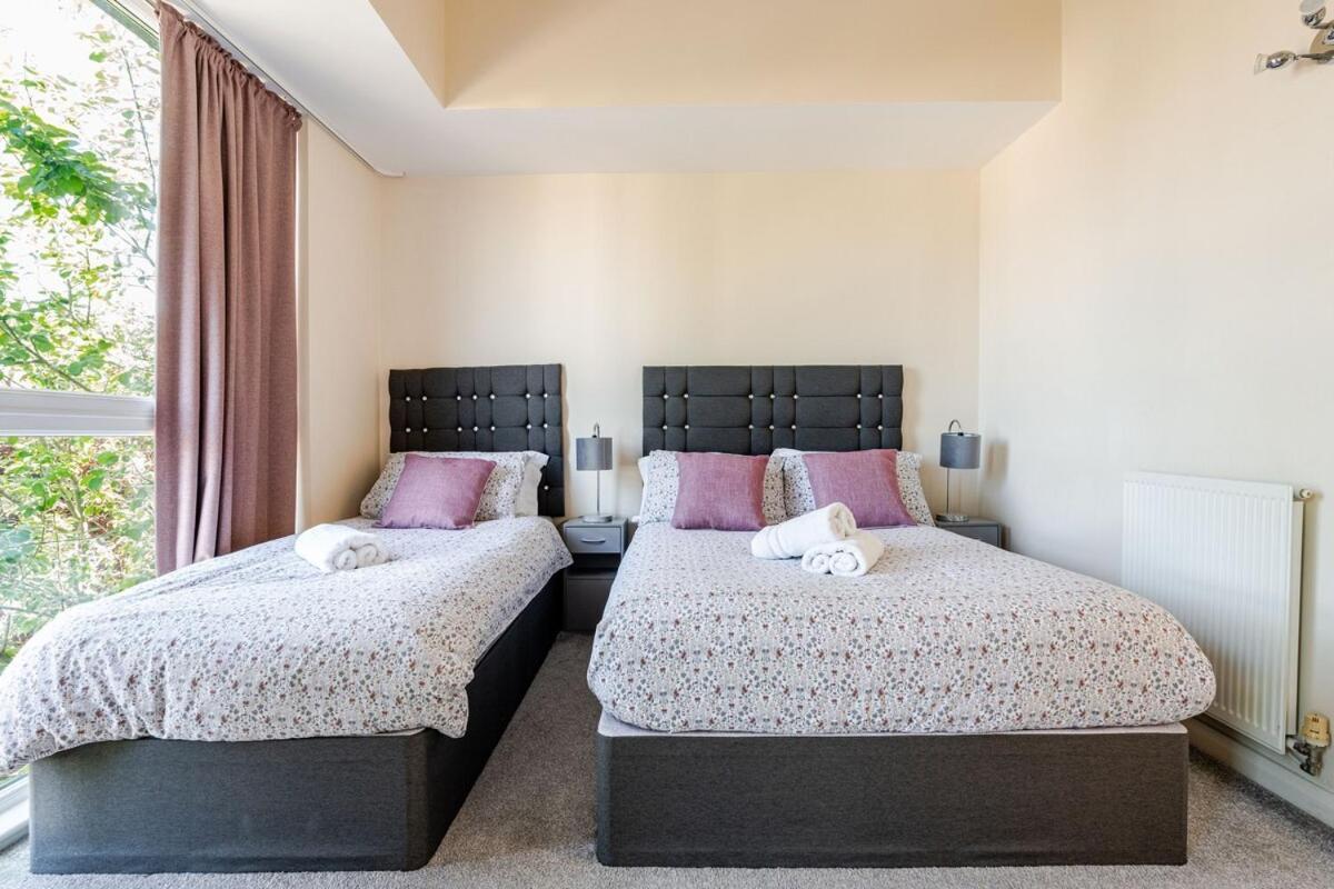Comfortable 3-Storey House With Free Car Parking Manchester Bagian luar foto