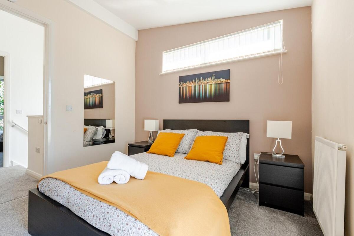 Comfortable 3-Storey House With Free Car Parking Manchester Bagian luar foto