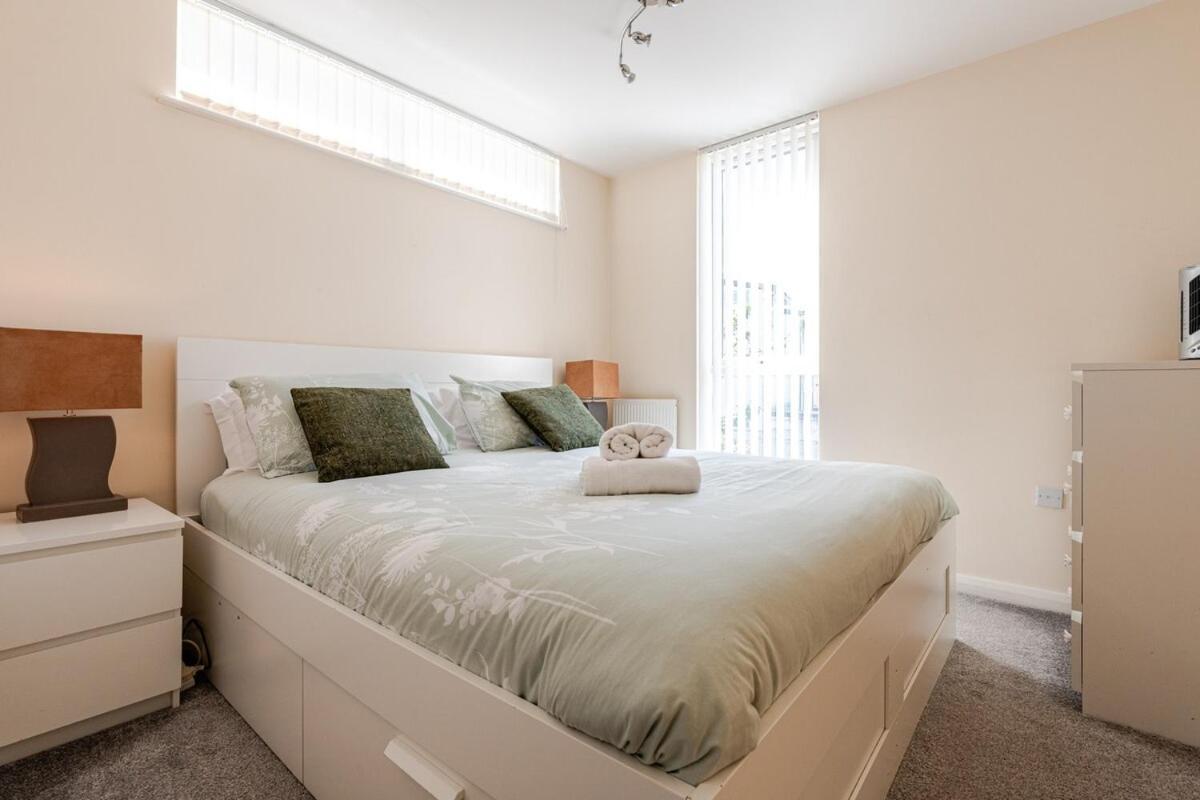 Comfortable 3-Storey House With Free Car Parking Manchester Bagian luar foto