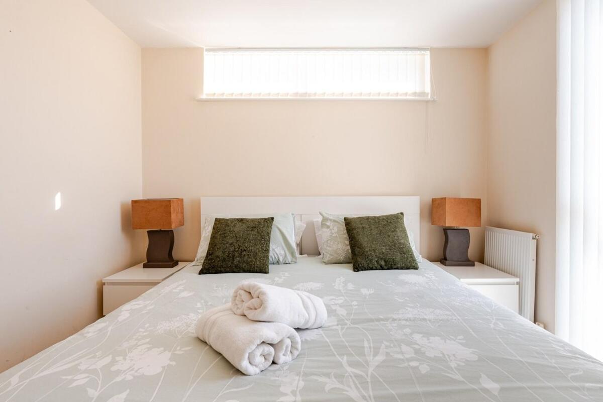 Comfortable 3-Storey House With Free Car Parking Manchester Bagian luar foto