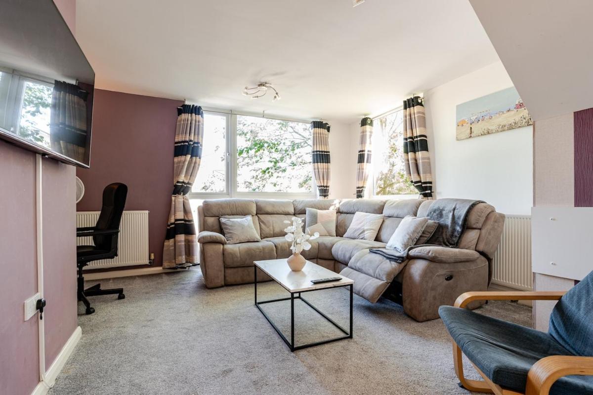 Comfortable 3-Storey House With Free Car Parking Manchester Bagian luar foto